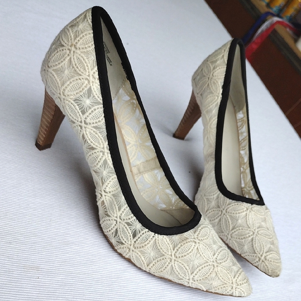 Lori Goldstein Yvonne Lace Heels